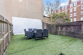 Impeccable 4-bed House With Garden in Brixton