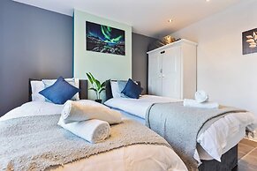 Impeccable 4-bed House With Garden in Brixton
