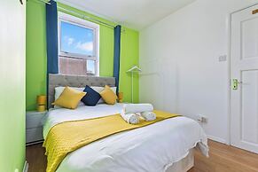 Impeccable 4-bed House With Garden in Brixton