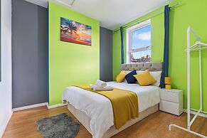 Impeccable 4-bed House With Garden in Brixton