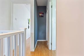 Impeccable 4-bed House With Garden in Brixton