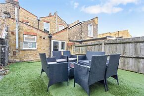 Impeccable 4-bed House With Garden in Brixton