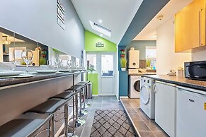 Impeccable 4-bed House With Garden in Brixton