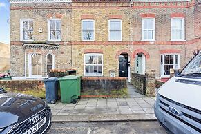 Impeccable 4-bed House With Garden in Brixton