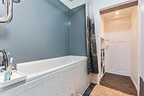 Impeccable 4-bed House With Garden in Brixton