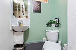 Impeccable 4-bed House With Garden in Brixton