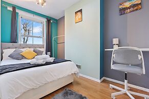 Impeccable 4-bed House With Garden in Brixton