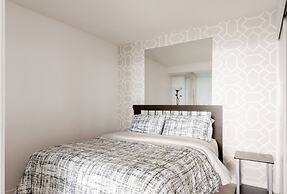 Luxury WaterFront View & Free Parking