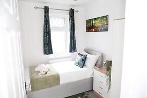 Deluxe 4-bed House Close2 Wembley Stadium