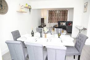 Deluxe 4-bed House Close2 Wembley Stadium