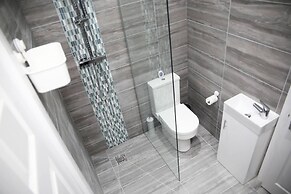 Deluxe 4-bed House Close2 Wembley Stadium