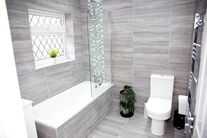 Deluxe 4-bed House Close2 Wembley Stadium