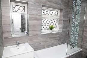 Deluxe 4-bed House Close2 Wembley Stadium