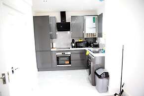 Deluxe 4-bed House Close2 Wembley Stadium