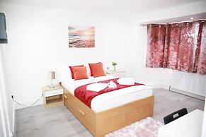 Deluxe 4-bed House Close2 Wembley Stadium