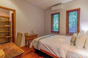 Paradise Garage Komodo Villa