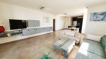 Masaryk Musk in Bat Yam