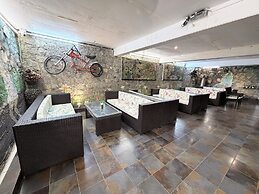 360 South, Khandala