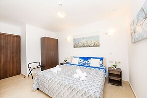 Islet Seafront Family Apartment