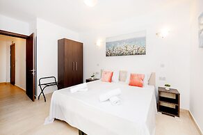 Islet Seafront Family Apartment