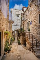 Rafael rooms and apartments by DuHomes