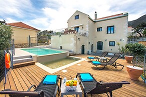 Villa Cretan View with Heated Swimming Pool