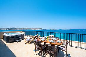 Islet Seafront Penthouse with Hot tub