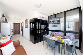 Islet Seafront Penthouse with Hot tub