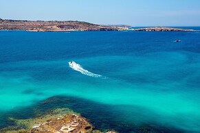 Islet Seafront Penthouse with Hot tub