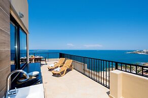 Islet Seafront Penthouse with Hot tub