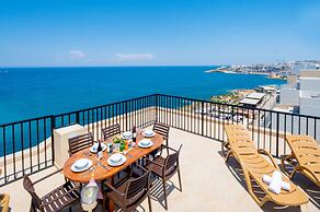 Islet Seafront Penthouse with Hot tub