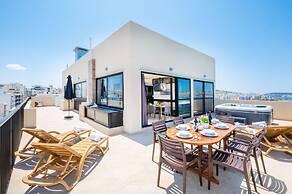 Islet Seafront Penthouse with Hot tub