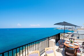 Islet Seafront Penthouse with Hot tub