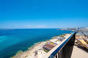 Islet Seafront Penthouse with Hot tub