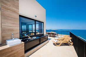 Islet Seafront Penthouse with Hot tub