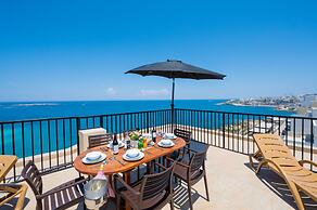 Islet Seafront Penthouse with Hot tub