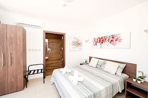 Islet Seafront Penthouse with Hot tub