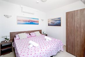 Islet Seafront Penthouse with Hot tub