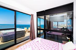 Islet Seafront Penthouse with Hot tub