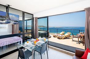 Islet Seafront Penthouse with Hot tub