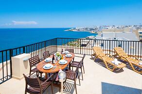 Islet Seafront Penthouse with Hot tub