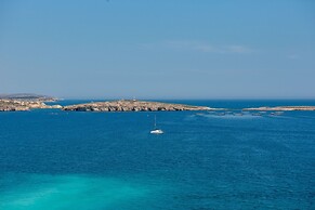 Islet Seafront Penthouse with Hot tub