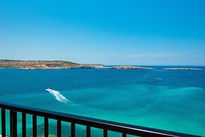 Islet Seafront Penthouse with Hot tub
