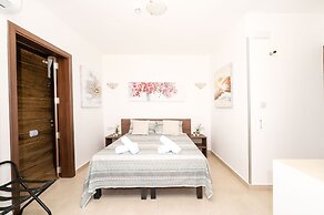 Islet Seafront Penthouse with Hot tub