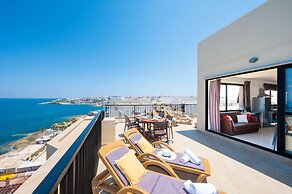 Islet Seafront Penthouse with Hot tub