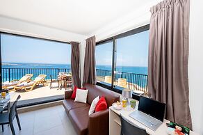 Islet Seafront Penthouse with Hot tub