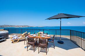 Islet Seafront Penthouse with Hot tub