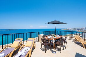 Islet Seafront Penthouse with Hot tub