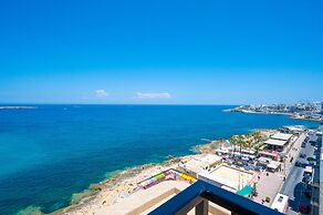 Islet Seafront Penthouse with Hot tub