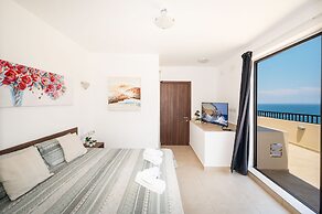 Islet Seafront Penthouse with Hot tub